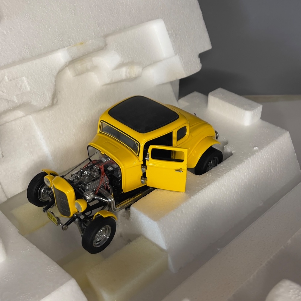 1932 Ford Deuce Coupe Die-Cast 1/24 scale - Picture 2 of 5